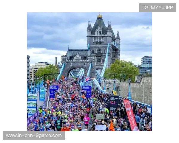 伦敦马拉松跑手破纪录，现场欢呼不断，伦敦马拉松比赛